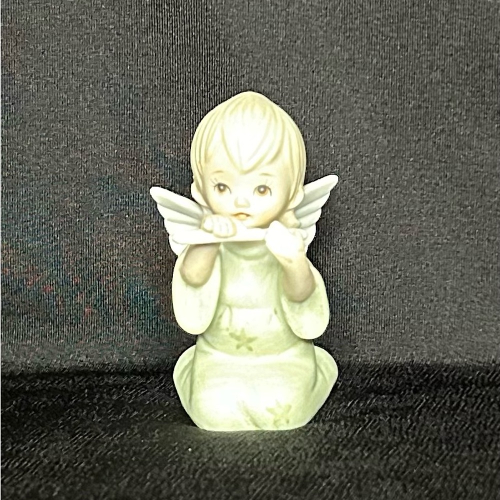 Lefton China kneeling angel figurine playing flute, Christopher Collection 1983 - Picture 1 of 5